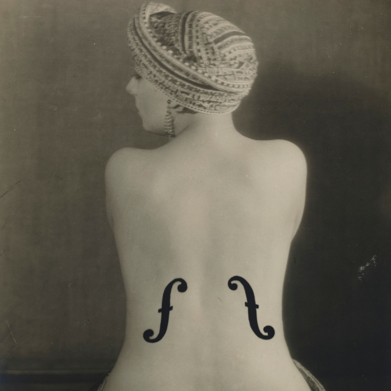 The model Kiki de Montparnasse from the back, nude to below her waist, with two f-holes painted on to draw similarities between the shape of her body and a violin
